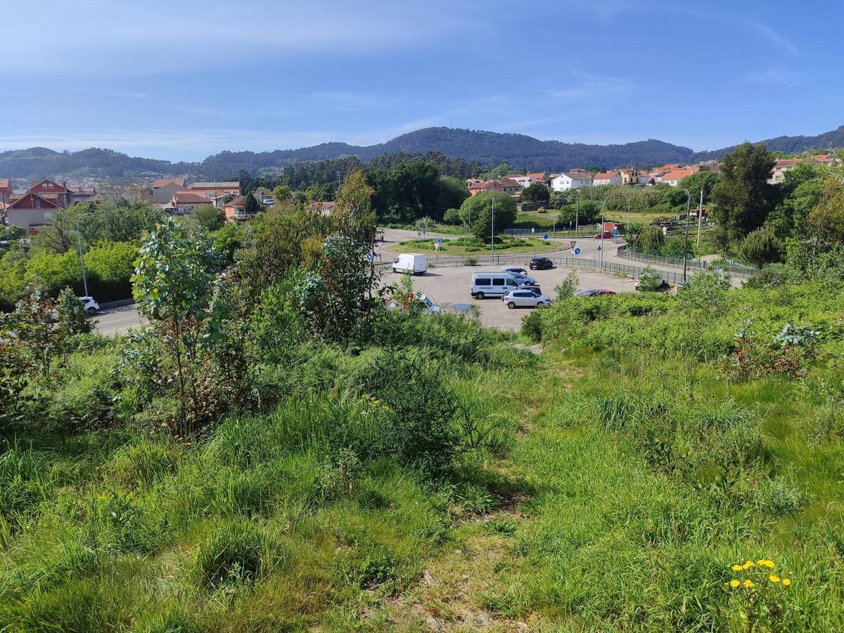Zona, al fondo, donde la Xuntra prevé construir 300 viviviendas sociales, cerca del río Saiñas