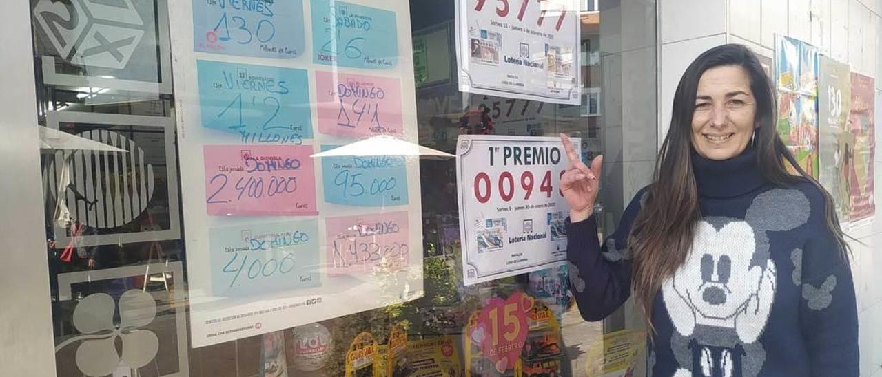 Seri Pérez, señalando ayer el número ganador del segundo premio (95777) de la lotería nacional, con el premiado la semana pasada (00948), debajo.