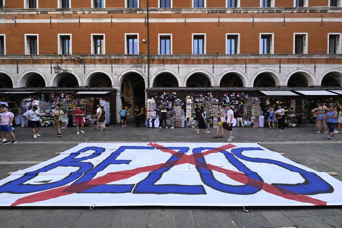 Una pancarta en contra de Jeff Bezos en el centro de Venecia