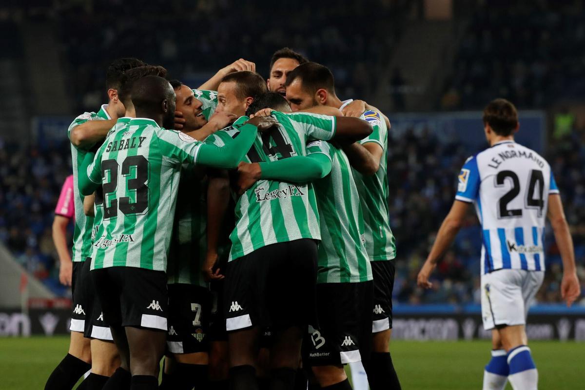 Los jugadores del Betis celebran el primer gol de Juanmi en el Real Sociedad-Betis de Copa del Rey de 2022 en el Reale Arena