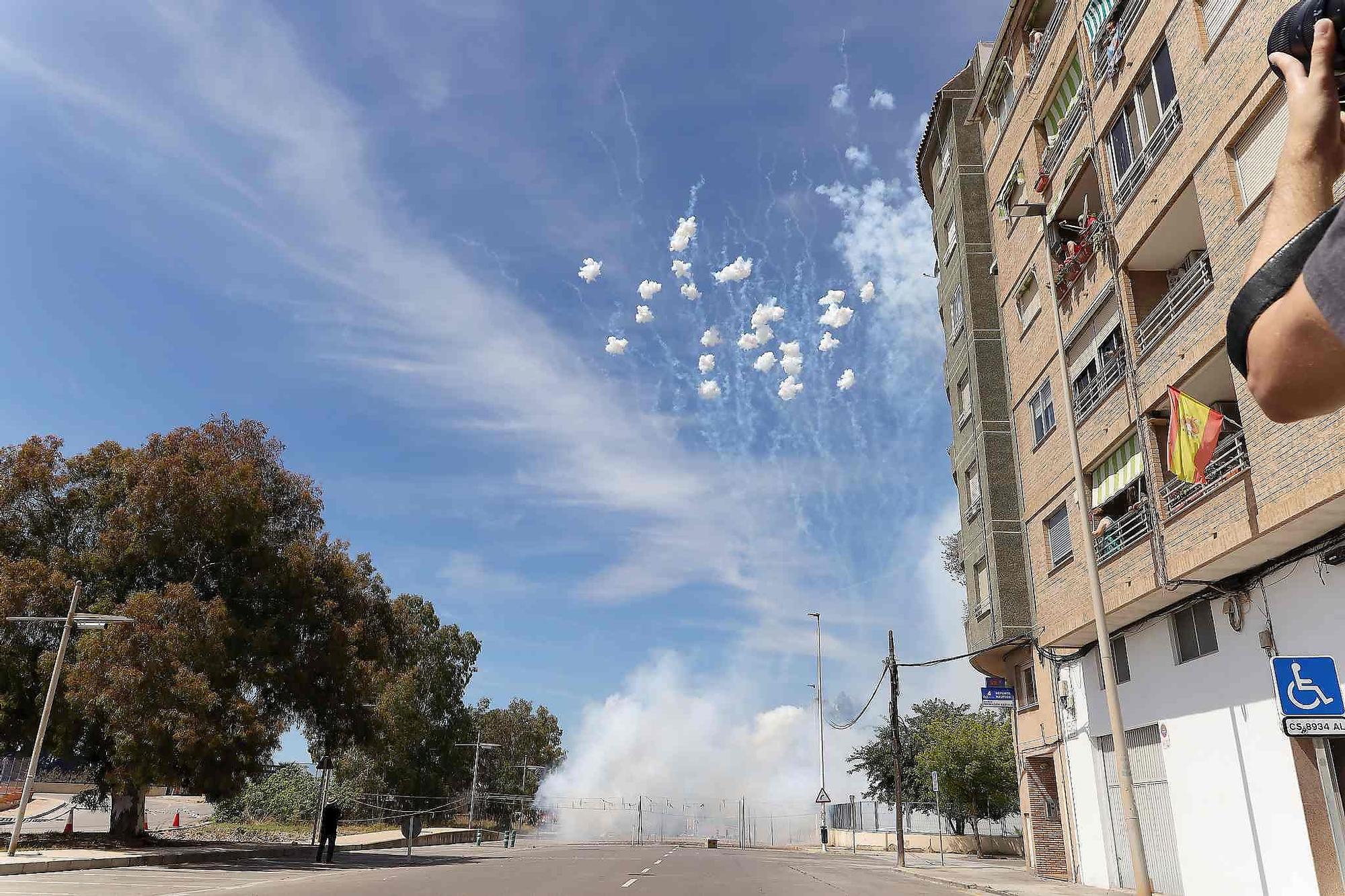 El Grau da inicio a las fiestas de Sant Pere con pólvora, bous y música