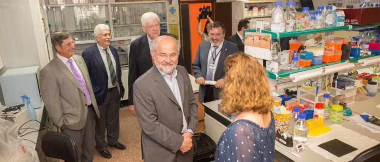 Un instante de la visita de los doctores Hamilton Smith y Erwin Neher, premios Nobel de Medicina, al Instituto de Neurociencias hace dos años.