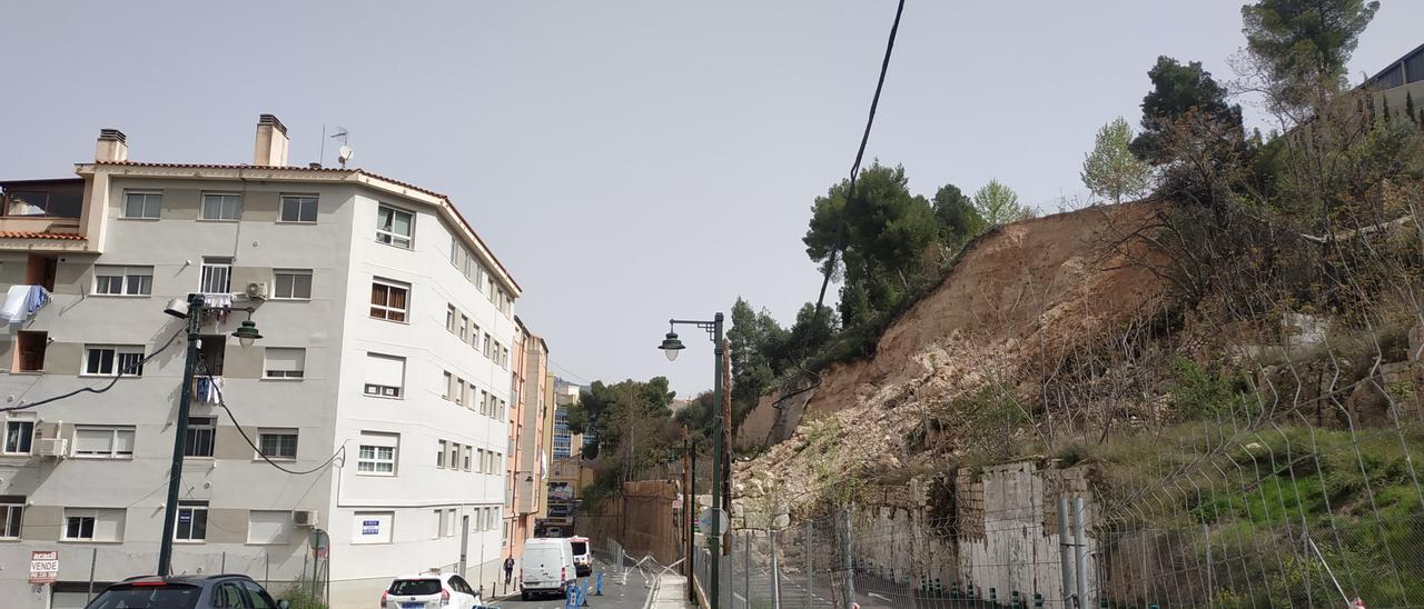 Tráfico en la Beniata tras su reapertura, este martes por la mañana, con la ladera dañada a la derecha.