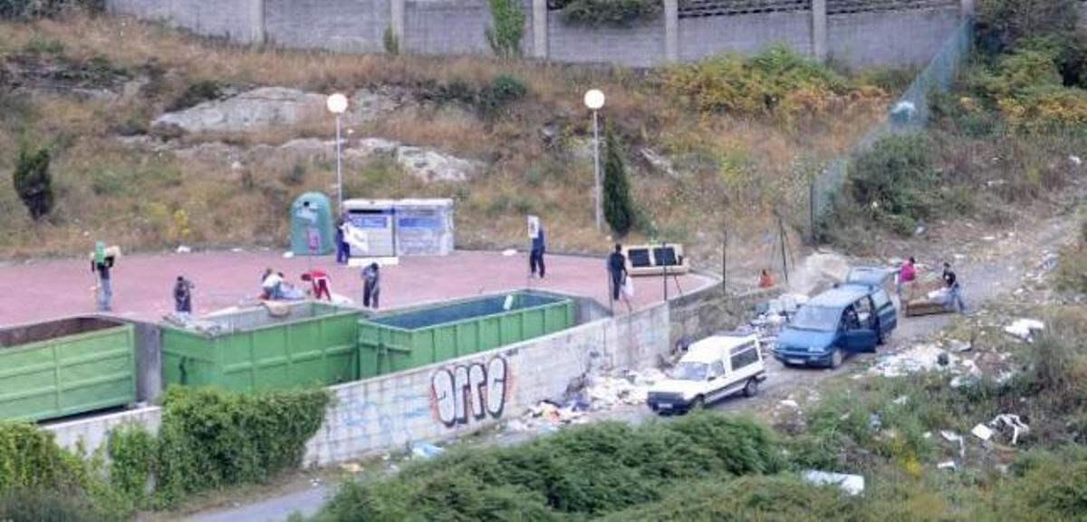 Un grupo asalta cada noche el punto limpio de Os Rosales