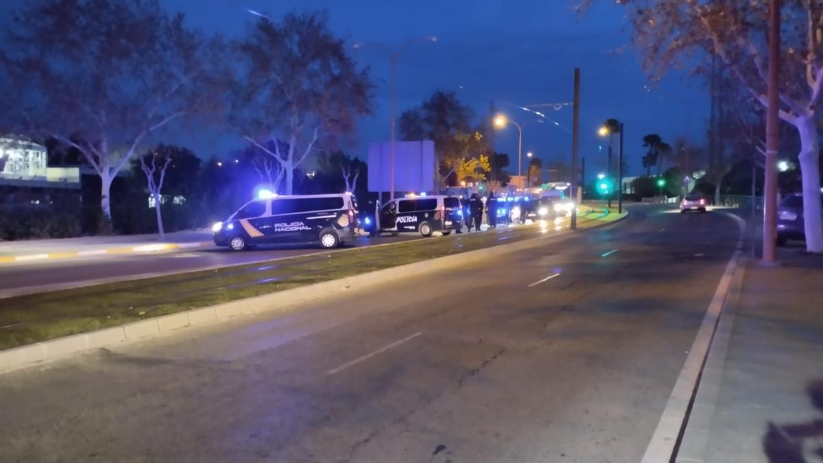 Un control policial detiene a los agricultures a su paso por el Campus de Espinardo