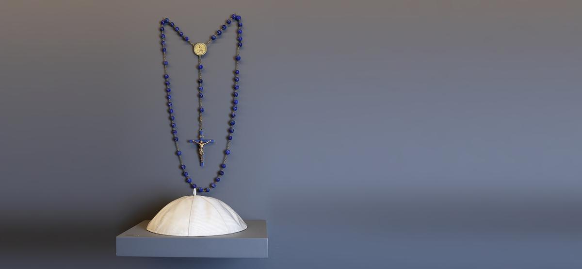 Solideo y rosario de Juan Pablo II expuestos en el Museo Pilarista.