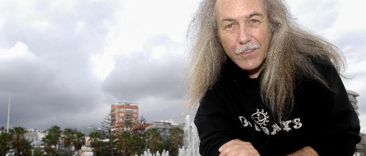 El músico Uli Jon Roth, ayer, en la Plaza de la Fuente Luminosa de Las Palmas de Gran Canaria.