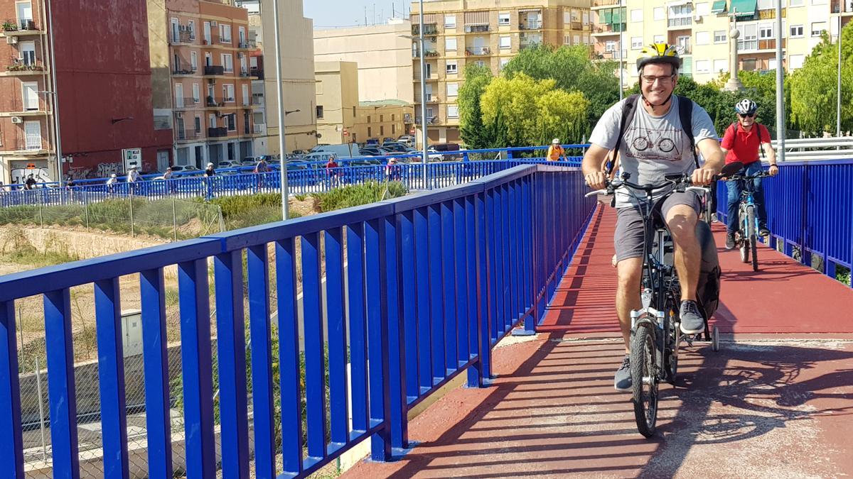 Ricard Barberà, en bici sobre el actual Puente de Xirivella