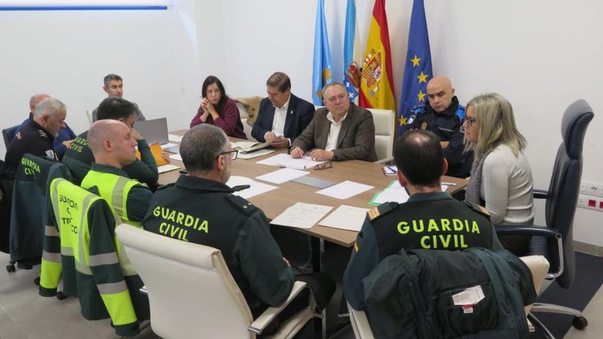 Los agentes y autoridades durante la junta local. |  LOC
