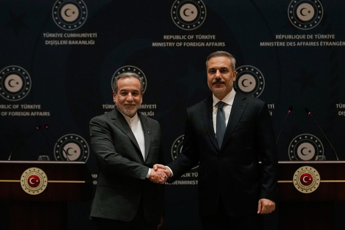 El ministro de Exteriores iraní, Abbás Araghchi, saluda a su homólogo turco, Hakan Fidan, este viernes en Estambul.