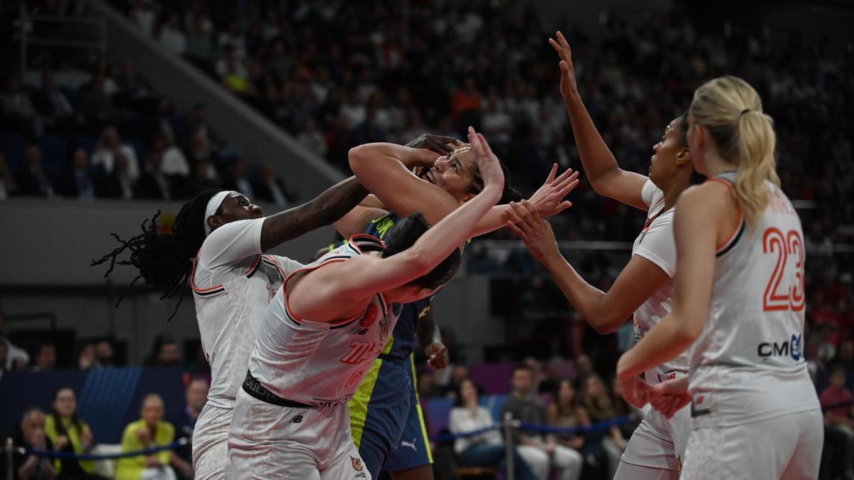 Jones pelea por un rebote ante varias jugadoras del Mersin