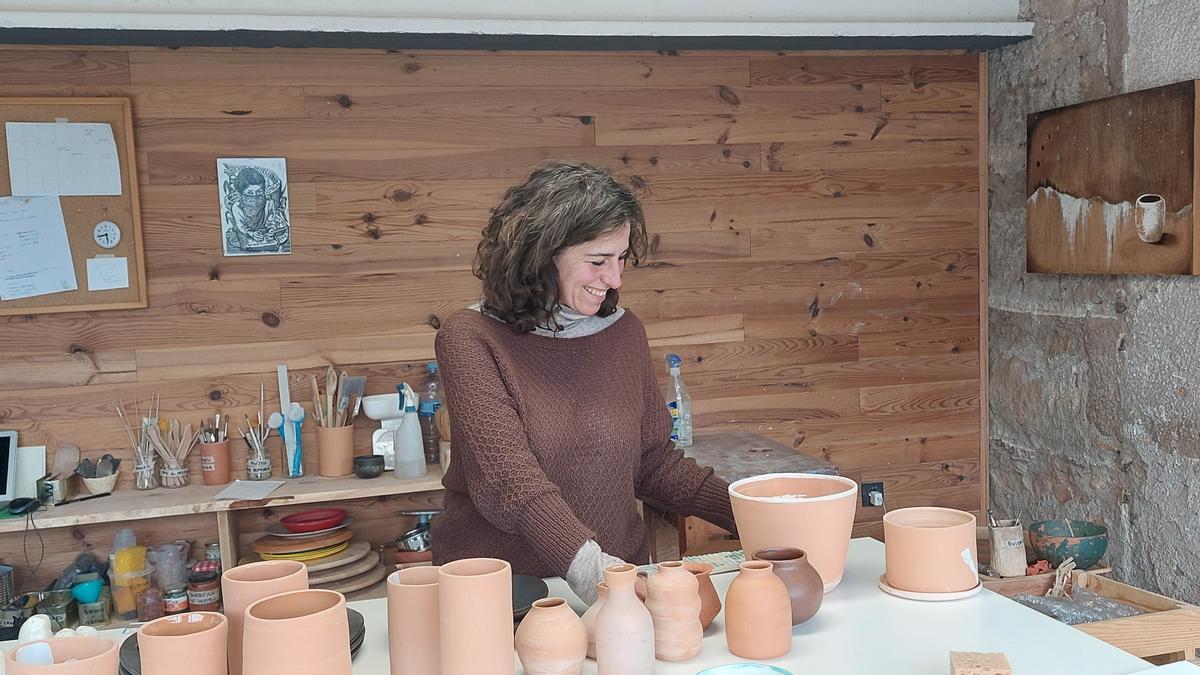 La ceramista solsonina Sara Reig, guanyadora del premi al Talent Jove, al seu taller situat al municipi de Lladurs