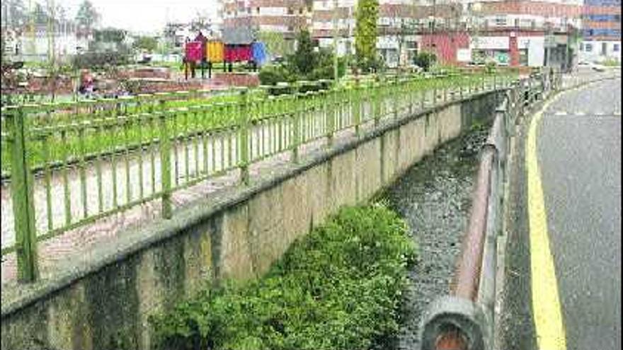 Vista del arroyo que cruza por las inmediaciones del parque de La Güelga.