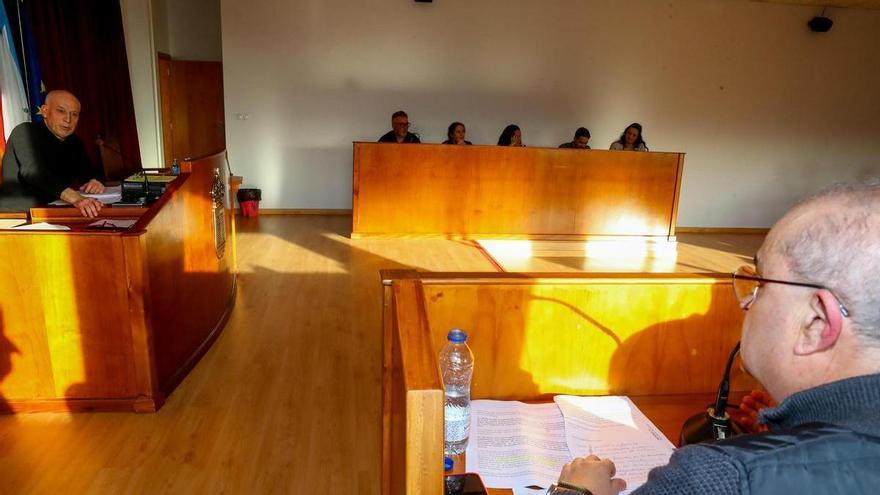 El PSOE de Catoira pide la jubilación del alcalde para «ahorrarle 60.000 euros al Concello»