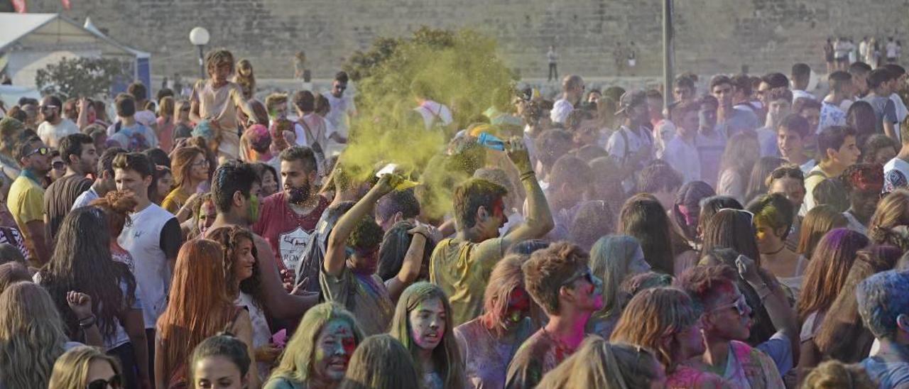 El Parc de la Mar vivió una fiesta Holi el pasado fin de semana que reunió a cientos de personas.