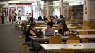 Una decena de simpatizantes de Vox boicotean el debate electoral de la UPF