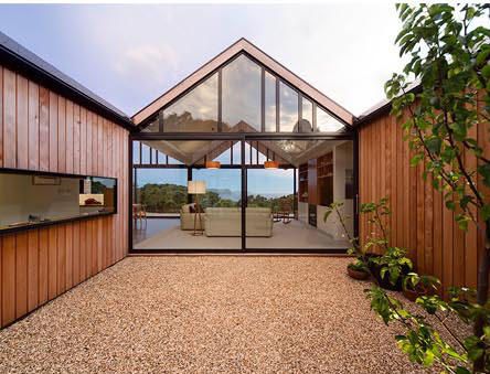 Casas prefabricadas de madera y cristaleras.