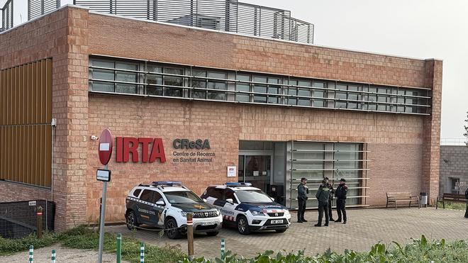 Agentes de los Mossos y de la Guardia Civil, frente al edificio del IRTA