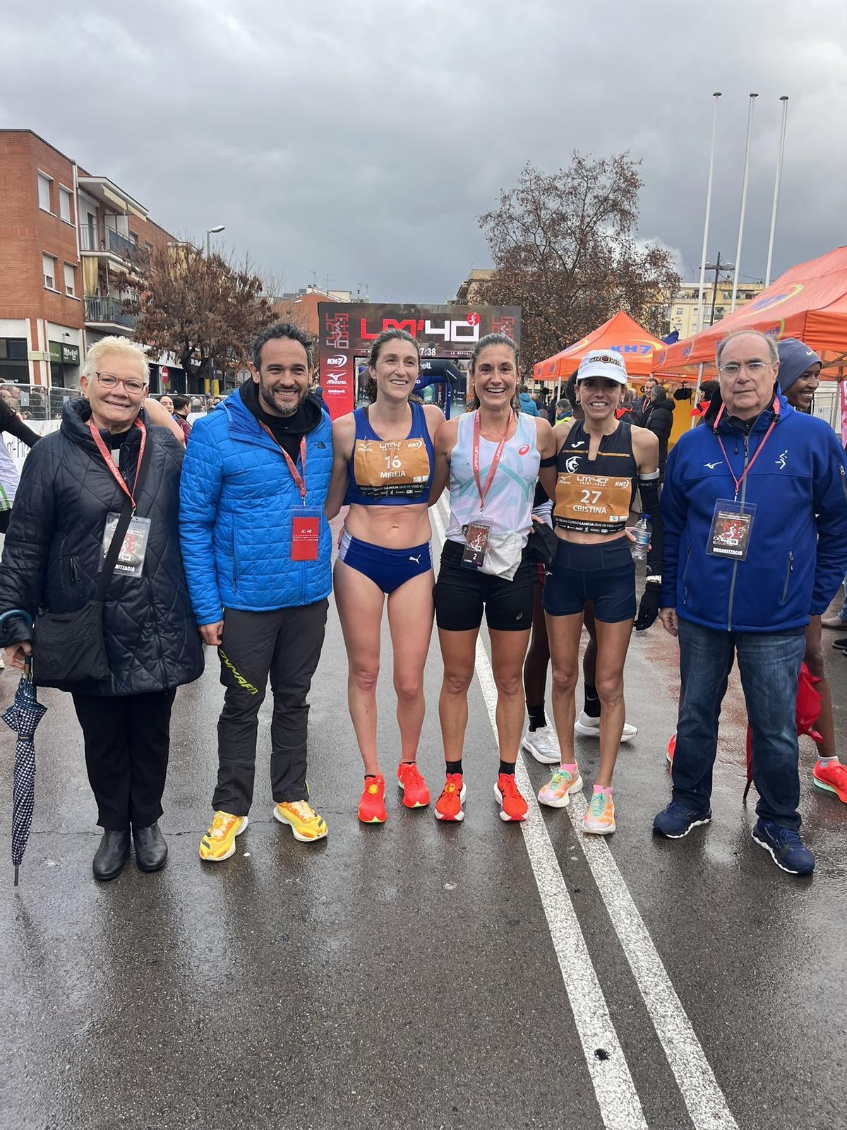 Mireia Guarner, de blau, amb les altres integrants del podi, amb la presidenta federativa, Mercè Rosich, i amb el secretari general d'Esports, Abel Garcia