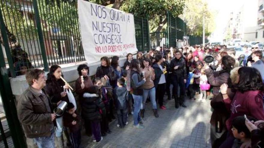 Protesta en el colegio Jaime Balmes por la sustitución de su conserje
