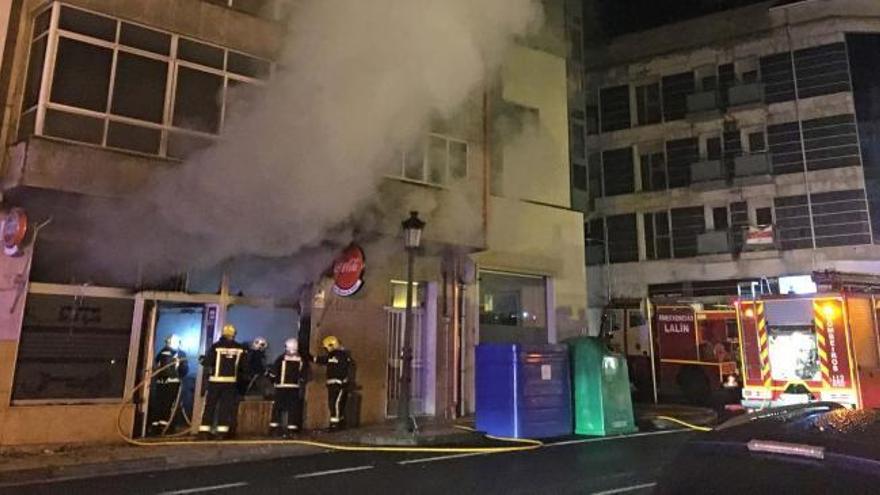 Inendio en Lalín: el fuego arrasa un bar y obliga a un desalojo