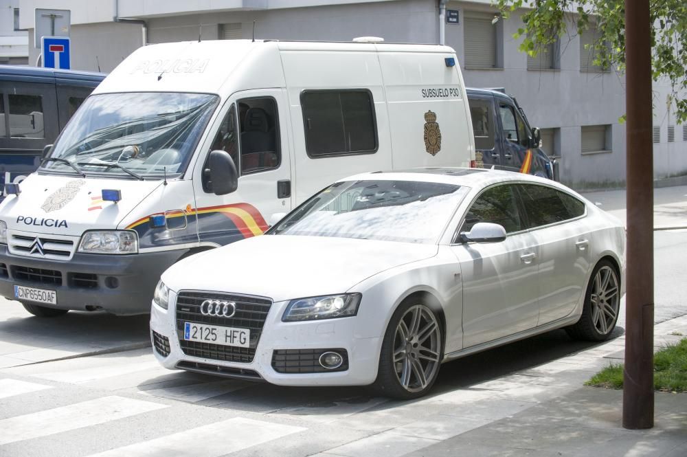 Amplio despliegue policial con varias unidades de la Policía Nacional y rastreo aéreo en helicóptero para registrar una docena de viviendas en el barrio de Monte Alto