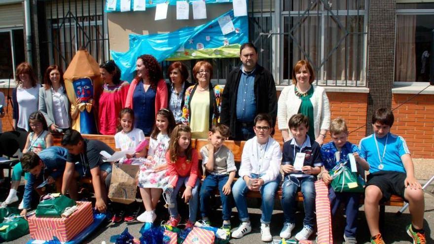 Los premiados en el concurso, con el jurado y el edil de Cultura detrás.