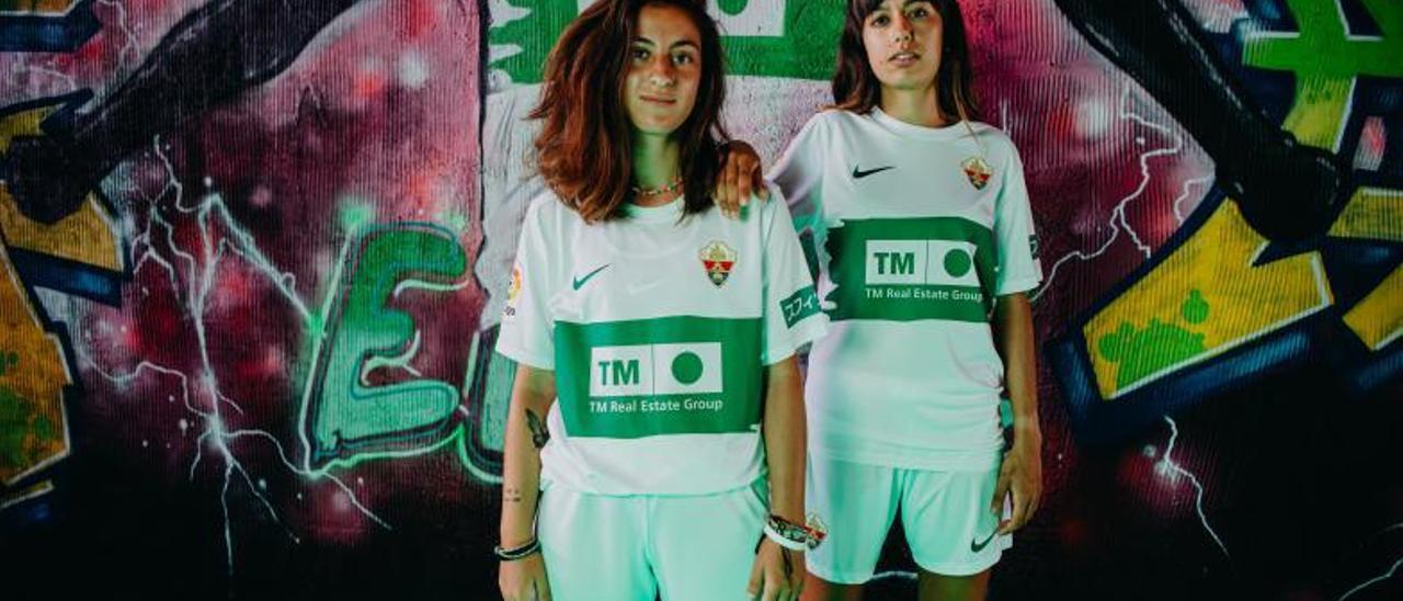 María Jarillo y Uxue Mendía, con las nuevas equipaciones. |