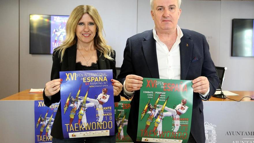 La concejal de Deportes, Eva Montesinos, y el presidente de la Federación Española de Taekwondo, Jesús Castellanos.