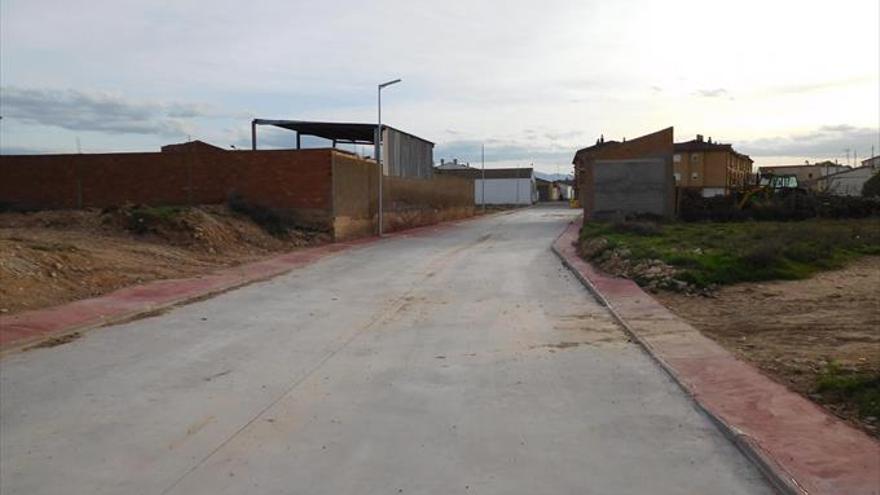 La calle San Martín estrena pavimento y farolas solares