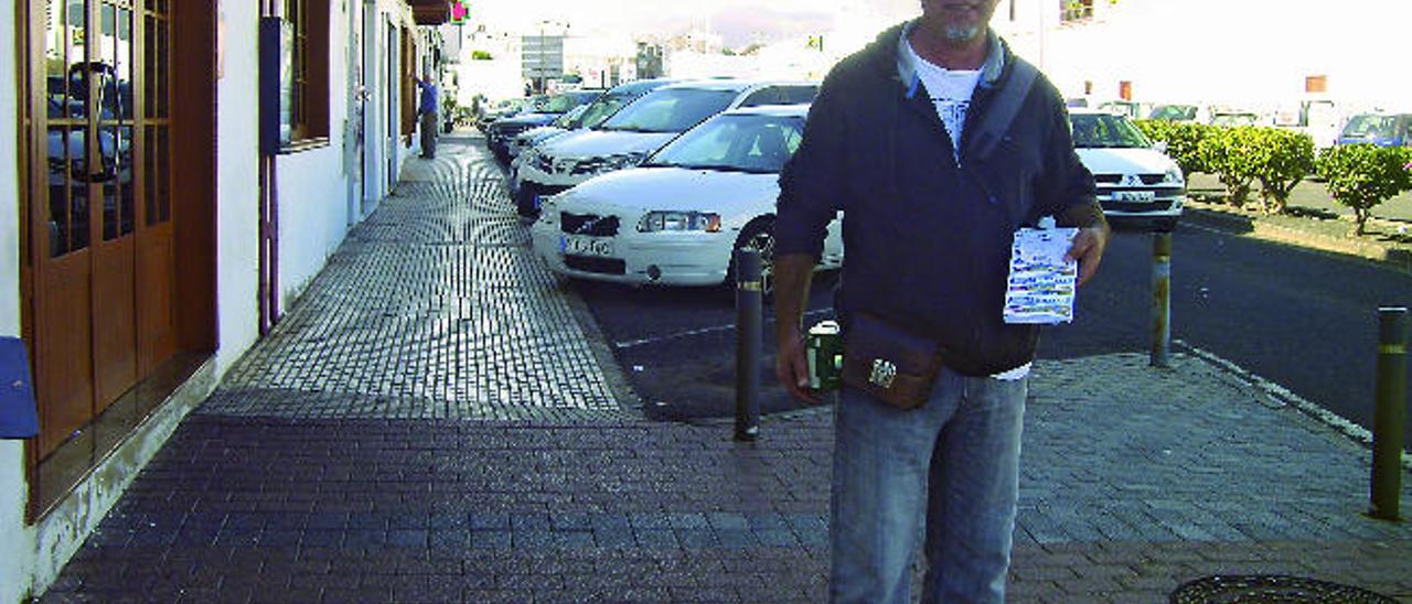 Antonio Martín Vargas ayer en la avenida Central de Tías donde vende sus cupones.