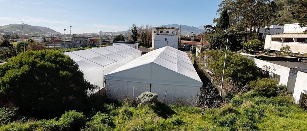 Carpas para los migrantes que ocupan en la actualidad el cuartel de Las Canteras, en La Laguna.