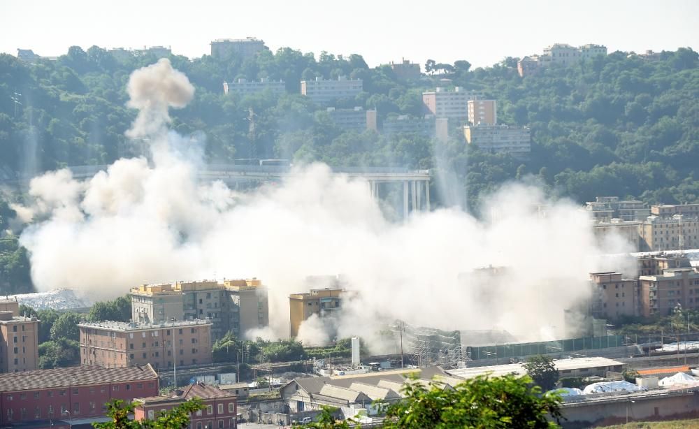 Una cadena d'explosions controlades destrueix el p