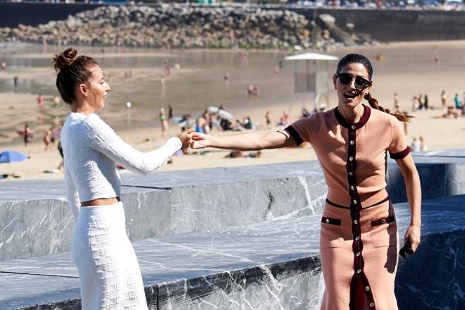 La complicidad de Irene Escolar y Bárbara Lennie en la presentación de la obra 'Hermanas' en el Festival de San Sebastián