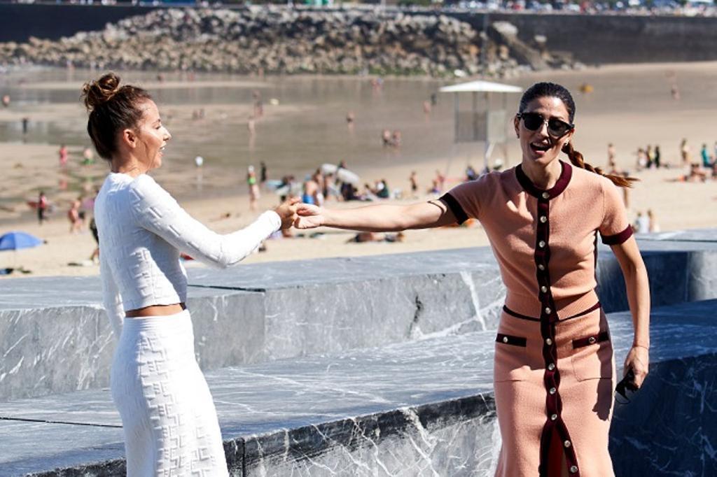 La complicidad de Irene Escolar y Bárbara Lennie en la presentación de la obra 'Hermanas' en el Festival de San Sebastián.