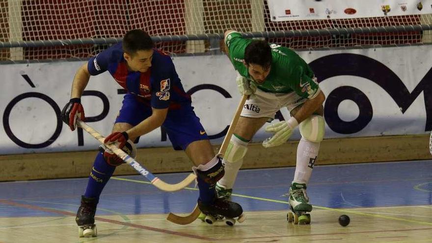 Matías Pascual y David Torres luchan por la posesión de una bola en el partido de ayer en Alcobendas.