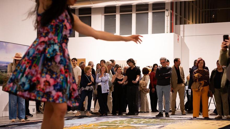 Sin tierra a la vista, arte en medio del mar bajo la mirada de la comisaria y gestora cultural canguesa Paula Cabaleiro