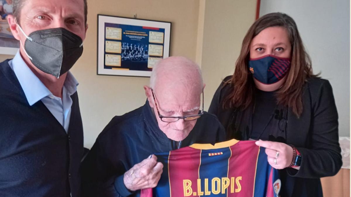 Guillermo Amor y Elena Fort con Batiste Llopis, a quien regalaron una camiseta del FC Barcelona con su nombre
