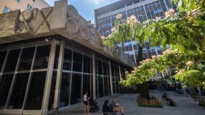 Fachada y entrada del vestíbulo del Edifici Novíssim, en la plaza de Sant Miquel