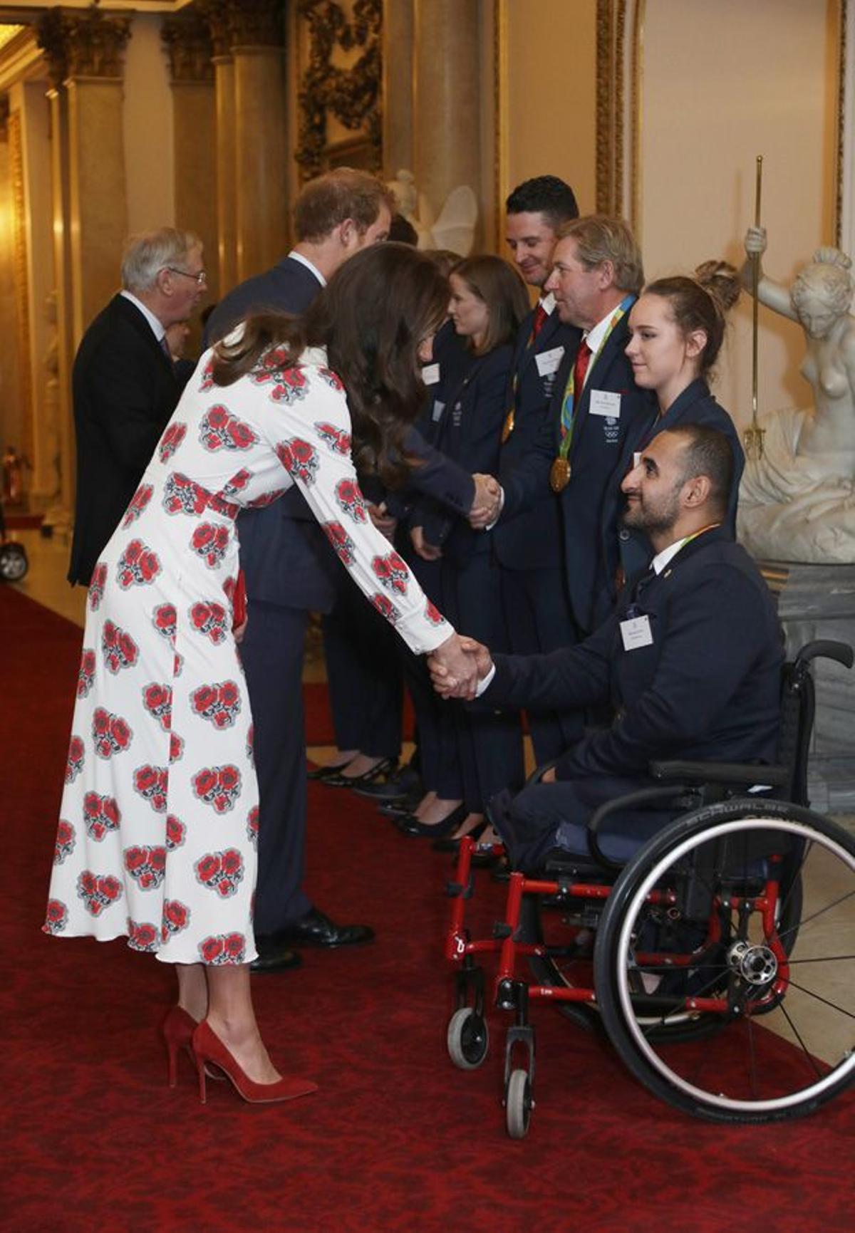 Kate Middleton con vestido blanco estampado de Alexander McQueen