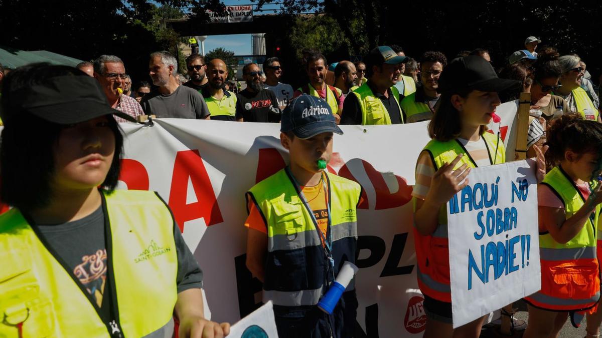 Concentración de trabajadores con sus hijos en la puerta de la fábrica de Saint-Gobain Cristalería. | Mara Villamuza 