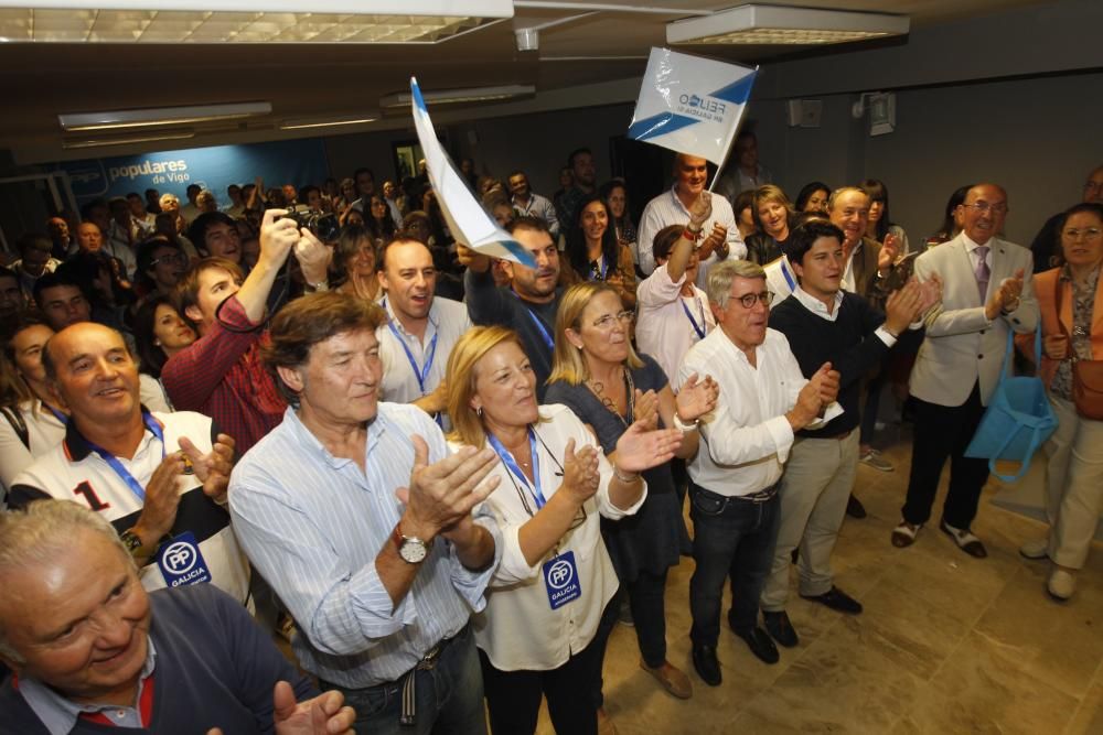 Varias decenas de personas se acercaron a la sede de los populares en la calle Urzaíz para celebrar junto al PP vigués la mayñría absoluta de Núñez Feijóo