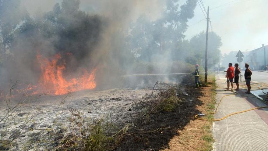 El fuego arrasa diez hectáreas en Tremoedo, dos en Meis y una finca urbana en A Illa