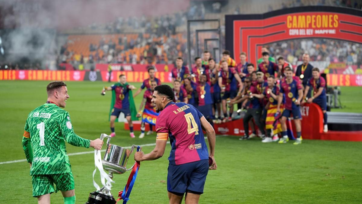 Marc-Andre ter Stegen and Ronald Araujo of FC Barcelona carry the trophy during the Spanish Cup, Copa del Rey, Final football match played between FC Barcelona and Real Madrid at La Cartuja Stadium on April 26, 2025 in Sevilla, Spain. AFP7 26/04/2025 ONLY FOR USE IN SPAIN. Joaquin Corchero / AFP7 / Europa Press;2025;SOCCER;SPORT;ZSOCCER;ZSPORT;FC Barcelona Vs Real Madrid - Final Copa Del Rey;