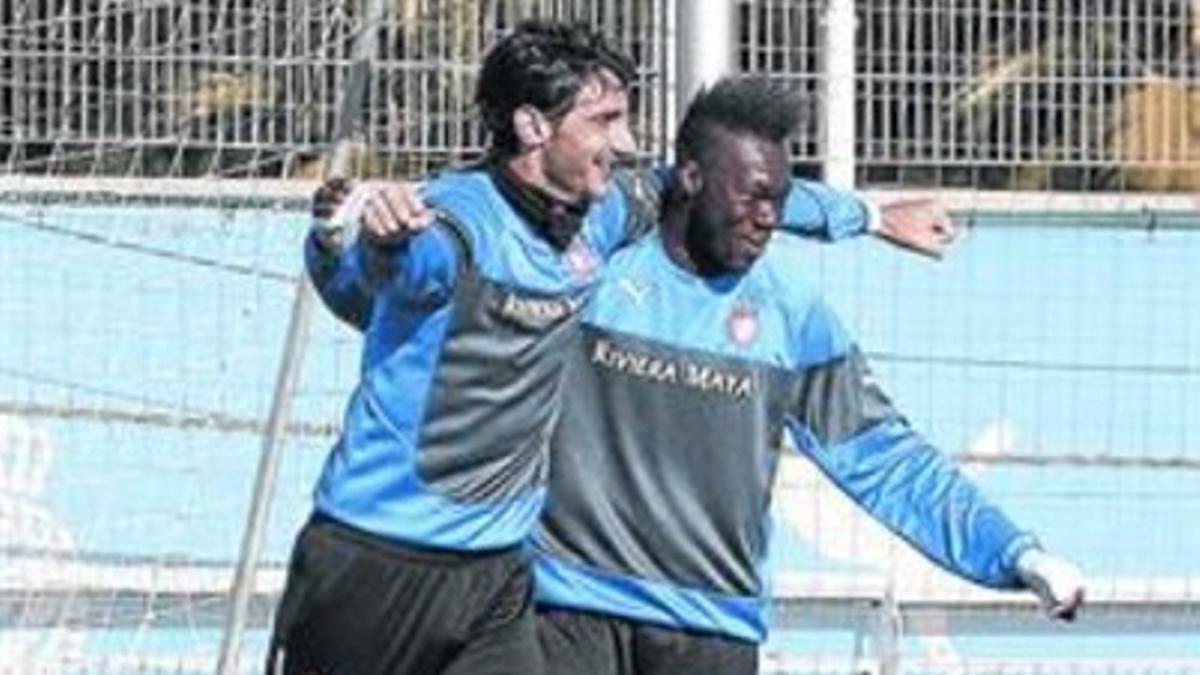 Colotto y Bailly se abrazan en el entrenamiento del pasado miércoles.