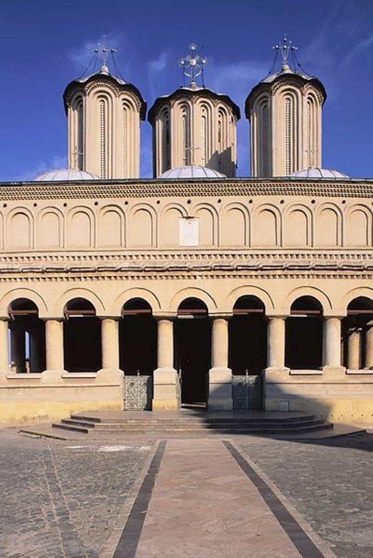 Dentro de la Catedral Patriarcal se encuentran las tumbas de varios patriarcas como Miron Cristea y Nicodim Munteanu