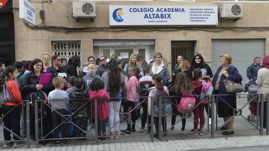 Madres protestando en la Academia Altabix.