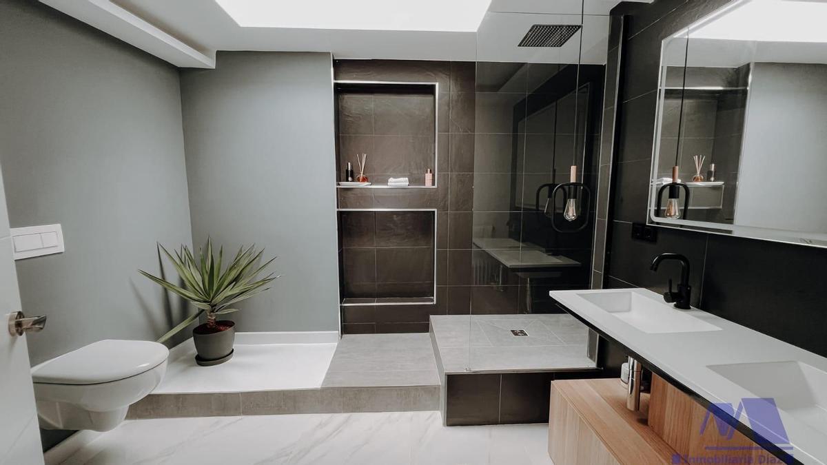 Un moderno cuarto de baño.