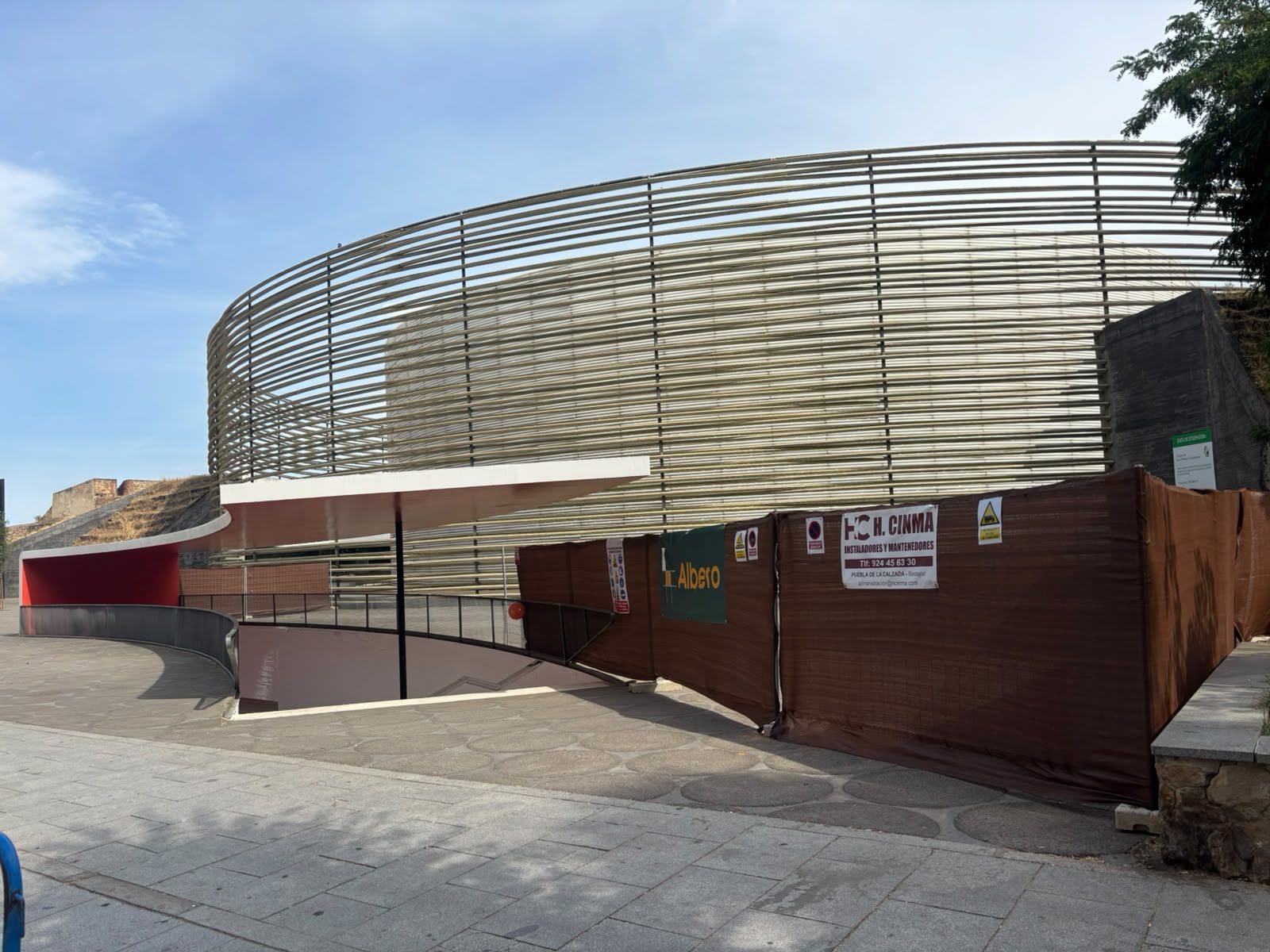 Una malla opaca protege el acceso la zona de las obras en el Palacio de Congresos de Badajoz.