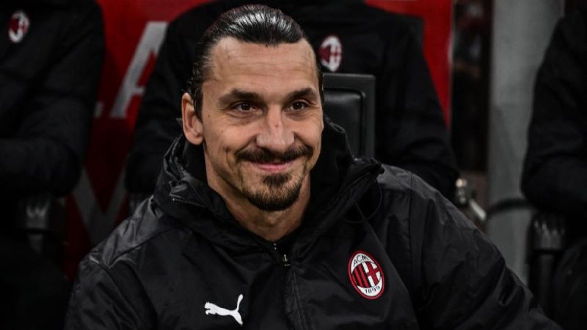 Zlatan Ibrahimovic en el banquillo del Milan en un partido de Serie A ante el Bolonia